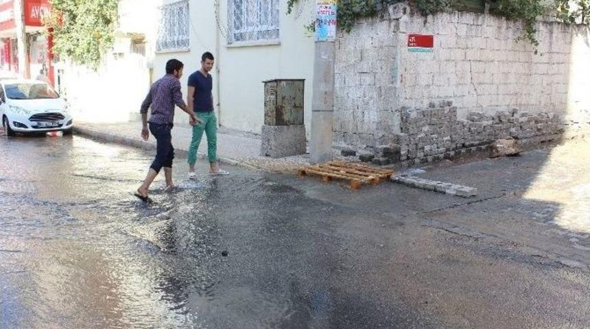 Patlayan Su Borusu Mahalleyi G&ouml;lete &Ccedil;evirdi