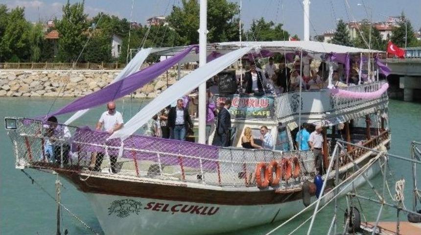 G&ouml;l &Uuml;zerinde D&uuml;nya Evine Girdiler