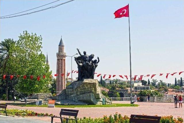 Antalya Bayraklarla Donatıldı