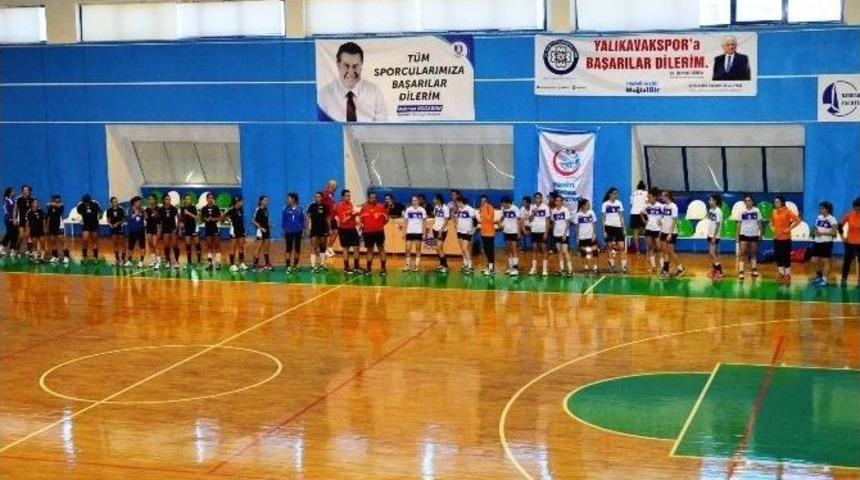 Hentbolcu Kızlar İlk Ma&ccedil;larını Farklı Kazandı