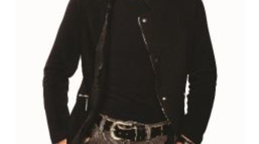 Fuat G&uuml;ner Akustik Performansıyla Podyumda