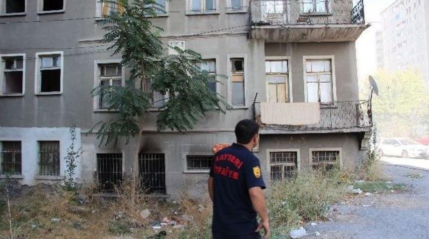 Kayseri&rsquo;de Metruk Binada Yangın &Ccedil;ıktı