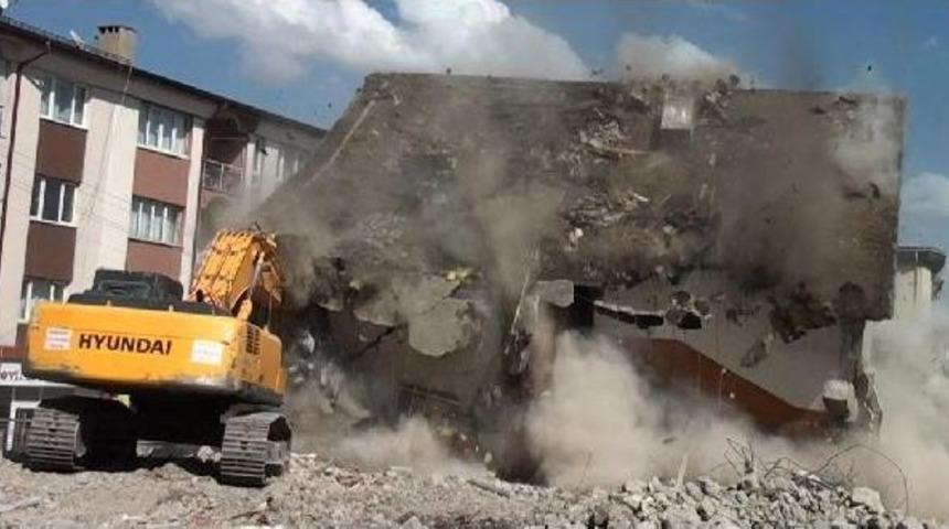 Yıkımda Iş Makinesi Enkaz Altında Kaldı