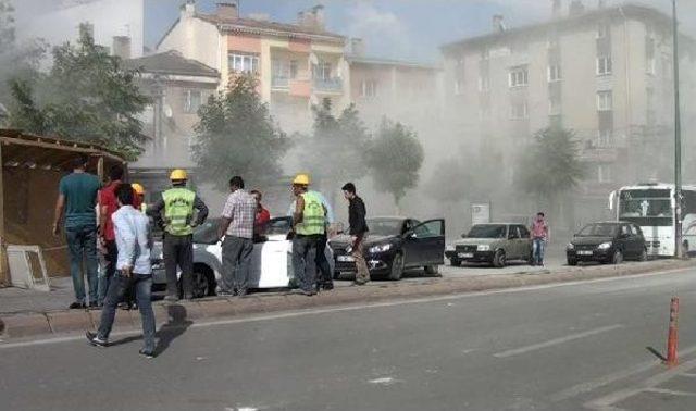 Yıkımda Iş Makinesi Enkaz Altında Kaldı