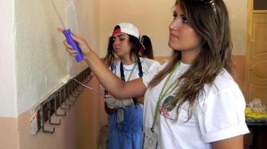 &Uuml;niversiteliler K&ouml;y Okulunu Yeniledi