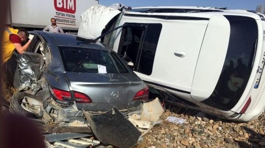 G&uuml;m&uuml;şhane&rsquo;de Trafik Kazası: 1 &Ouml;l&uuml;, 2 Yaralı