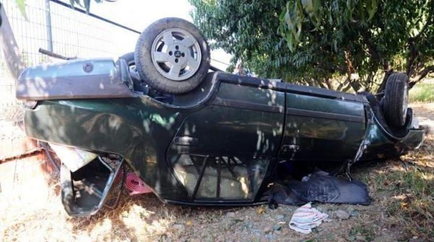 Otomobil Şeftali Bah&ccedil;esine Devrildi: 3 Yaralı