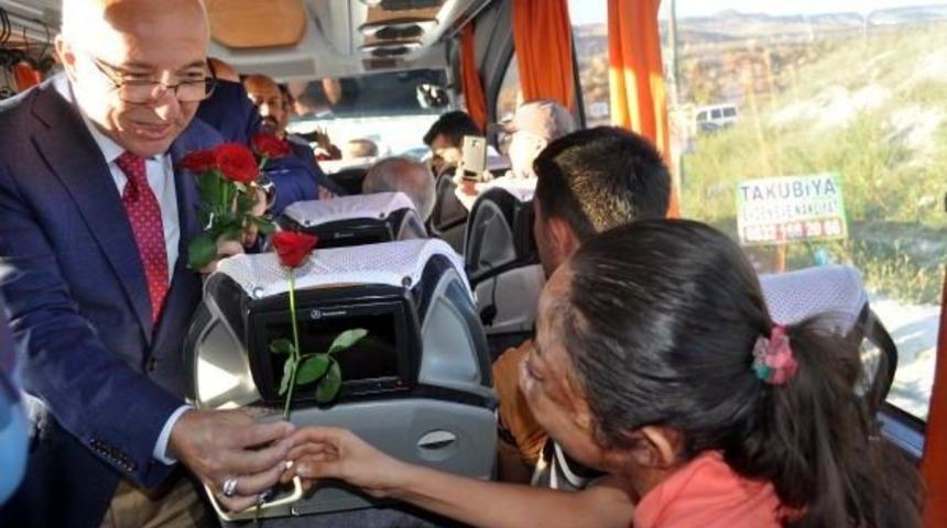 Kayserili Esnaf, Van'a Giden Otob&uuml;steki Yolculara G&uuml;l Ve Lokum Dağıttı