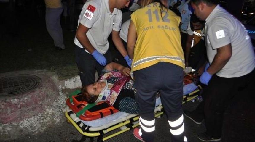 Otomobiller Kavşakta &Ccedil;arpıştı: 2 Yaralı