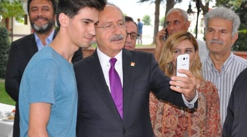 Gencin Elleri Titreyince Selfıe&rsquo;yi Kılı&ccedil;daroğlu &Ccedil;ekti