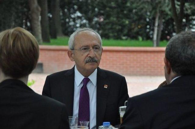 Gencin Elleri Titreyince Selfıe’yi Kılıçdaroğlu Çekti