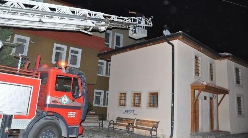 Caminin &Ccedil;atısında Mahsur Kaldı