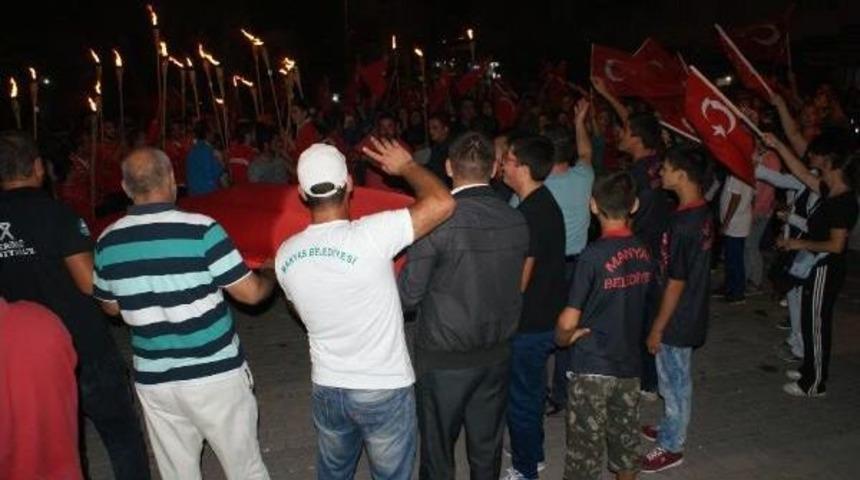 Manyas'ta Şehitlere Saygı Y&uuml;r&uuml;y&uuml;ş&uuml;