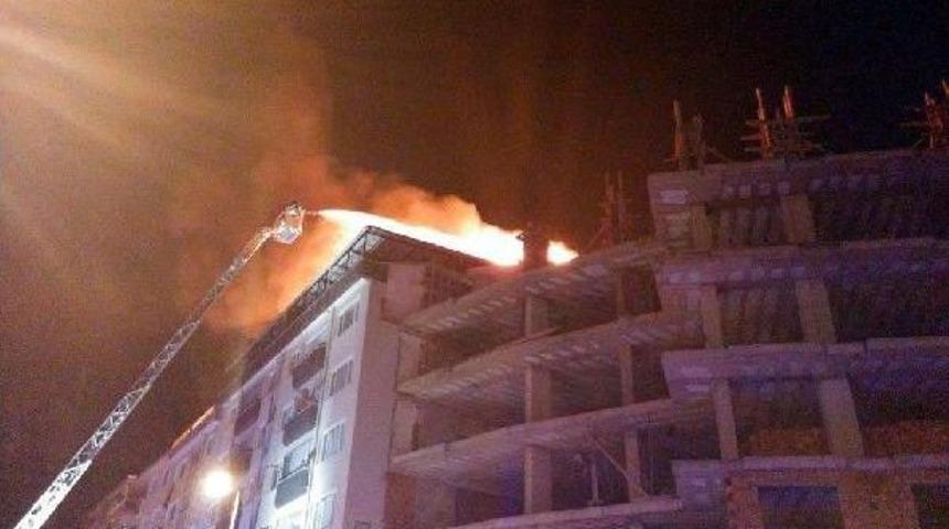 Apartman Sakinleri &Ccedil;atı Yangınını Korku Dolu G&ouml;zlerle Izledi