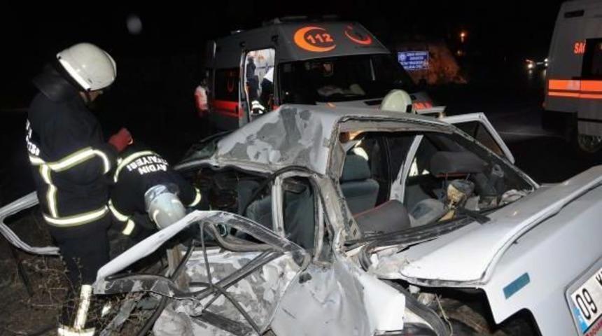 Otomobil Otob&uuml;sle &Ccedil;arpıştı: 1 &Ouml;l&uuml; 2 Yaralı