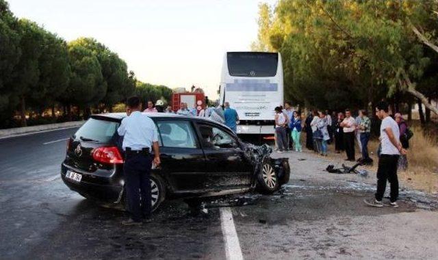 Otomobil Otobüse Çarptı: 3 Yaralı