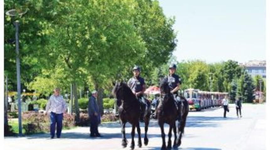 Parklarda Atlı G&uuml;venlikle Asayiş