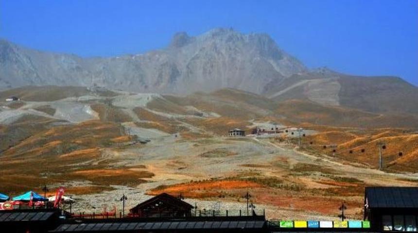 Eyl&uuml;l Ayındaki Sıcak, Erciyes'in Zirvesindeki Karı Eritti