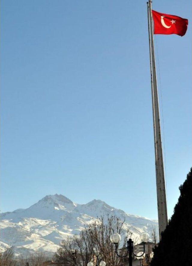 Eylül Ayındaki Sıcak, Erciyes'in Zirvesindeki Karı Eritti