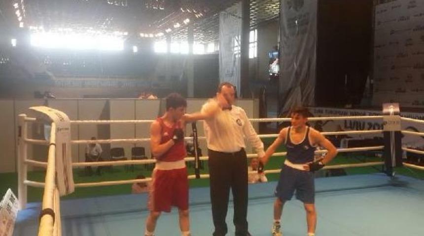 D&uuml;nya Boks Şampiyonu Madalyasını Şehitlere Armağan Etti