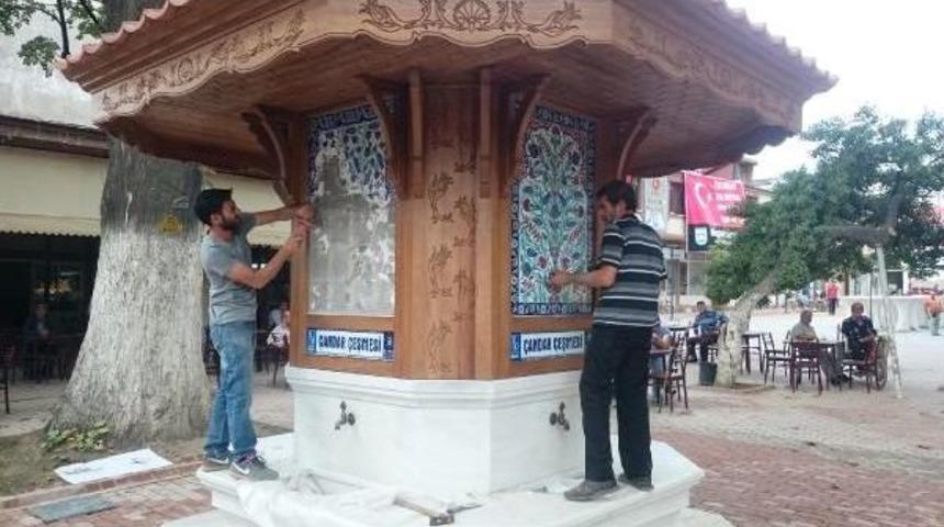 '&ccedil;andarlı' Tartışması Y&uuml;z&uuml;nden, &Ccedil;eşmeye Taktırdığı &Ccedil;inileri S&ouml;kt&uuml;rd&uuml;