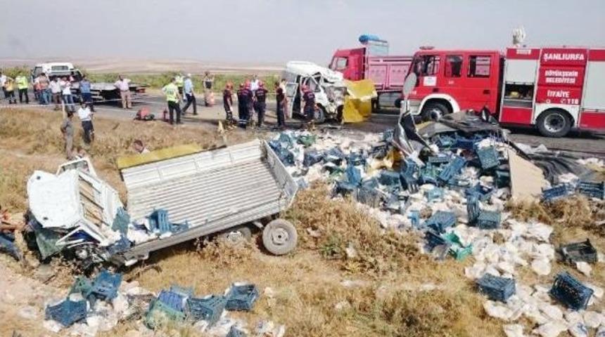 Şanlıurfa&rsquo;Da Kamyonet Ile Minib&uuml;s &Ccedil;arpıştı: 2 &Ouml;l&uuml;, 1 Yaralı