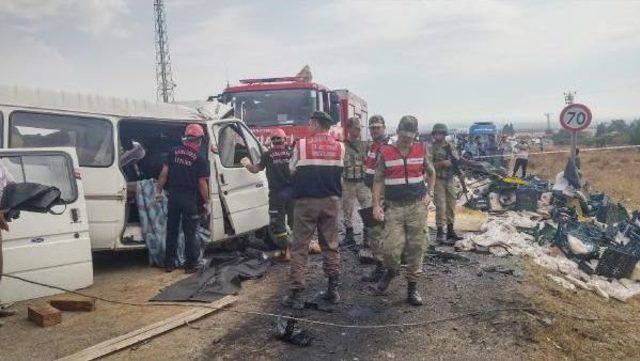 Şanlıurfa’Da Kamyonet Ile Minibüs Çarpıştı: 2 Ölü, 1 Yaralı