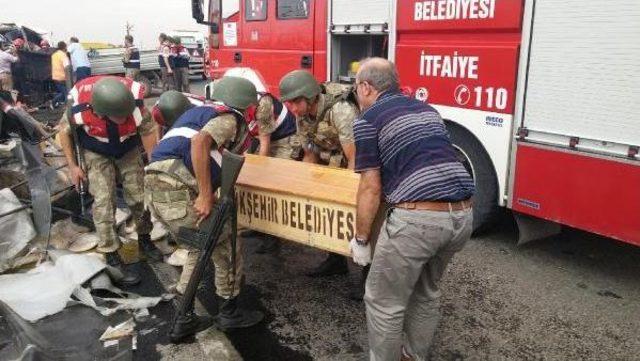 Şanlıurfa’Da Kamyonet Ile Minibüs Çarpıştı: 2 Ölü, 1 Yaralı