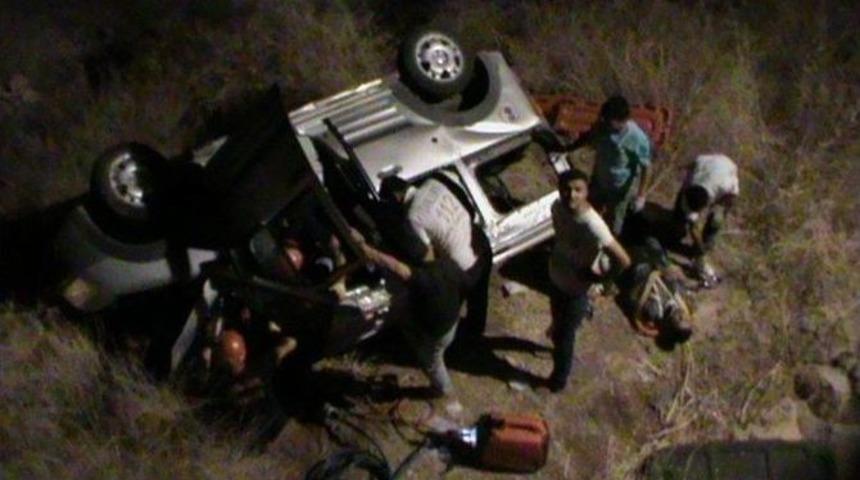 Şanlıurfa&rsquo;da Otomobil Şarampole U&ccedil;tu: D&ouml;rt Yaralı