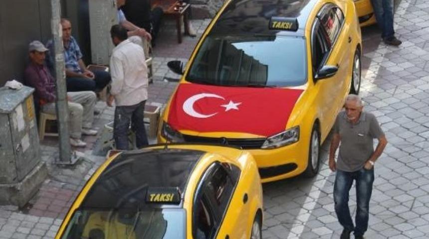 Taksi Şof&ouml;rleri Otomobillerini T&uuml;rk Bayrağı Ile Kapladı