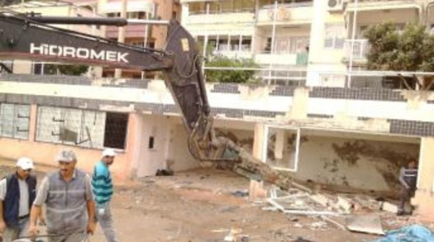 Eski Yelken Kul&uuml;b&uuml; Binası Yıkıldı