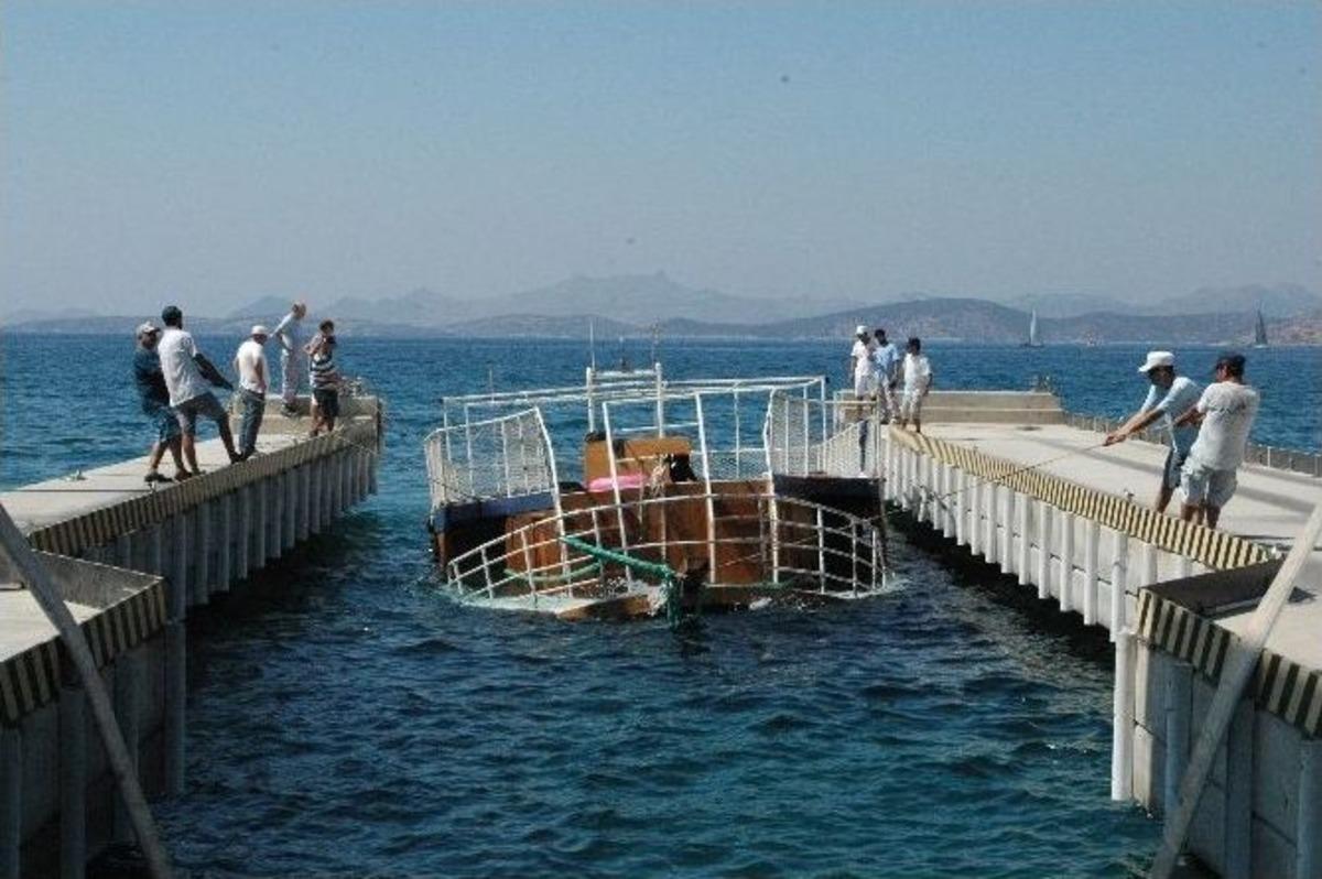 22 Kişiye Mezar Olan Tur Teknesi İskeleye &Ccedil;ekildi