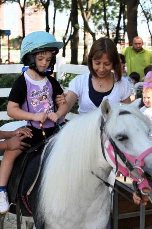 Engelli &Ccedil;ocuklara At &Uuml;st&uuml;nde Terapi Hizmeti 1