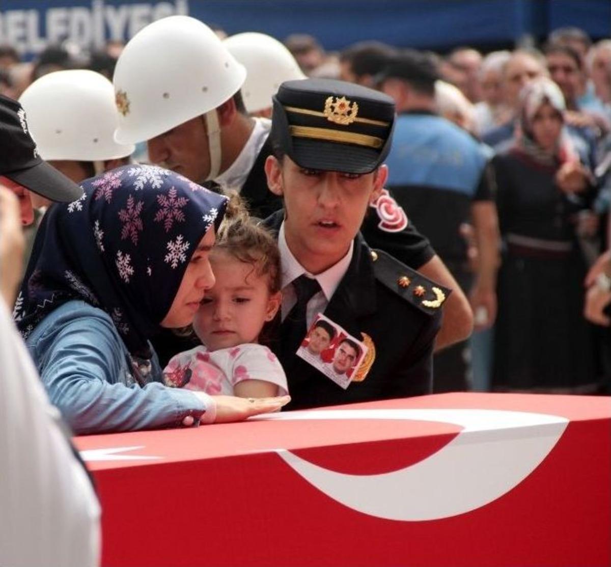 Şehit Ailelerine Acı Haberi Şehit Kızı Veriyor