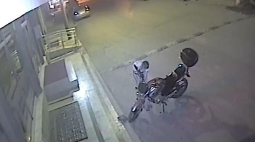 Motosiklet &Ccedil;alma Girişimi Kamerada