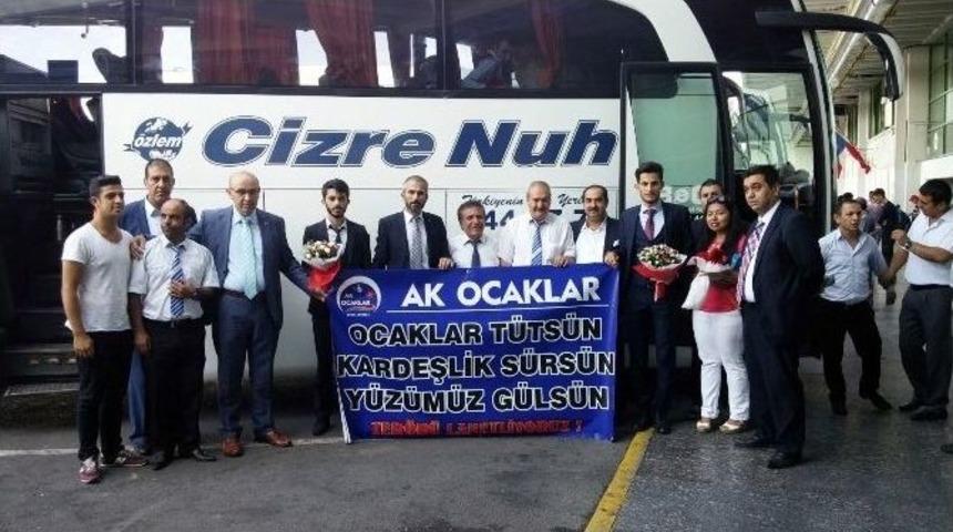 Ak Ocakları G&uuml;neydoğu Ve Doğu Anadolu&rsquo;dan Gelen Vatandaşları Karanfille Karşıladı