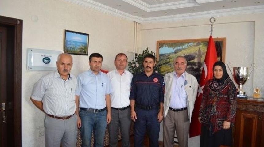 Adilcevaz Belediyesi&rsquo;nden Hakan Karahan&rsquo;a Plaket