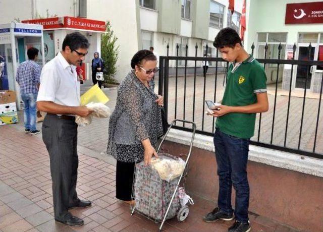 Iraklı Muhammed, Gözleme Satarak Aile Bütçesine Katkı Yapıyor