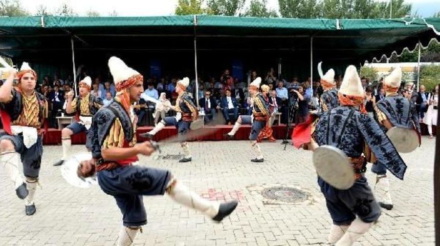 Konuşması Sırasında Ezan Okunan Arın&ccedil;: Ezan Okunmadan Bu Işi Bitirebilirdik