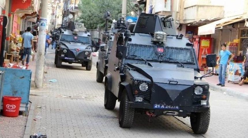 Polis Diyarbakır&rsquo;daki Barikatları Dozerlerle Yıktı