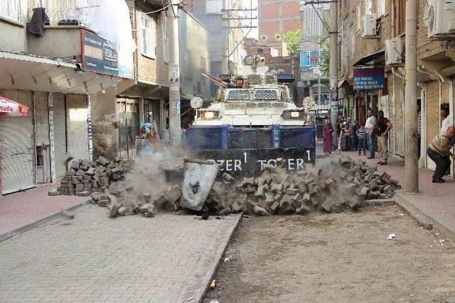 Polis Diyarbakır&rsquo;daki Barikatları Dozerlerle Yıktı 1