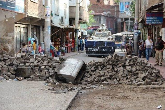 Polis Diyarbakır&rsquo;daki Barikatları Dozerlerle Yıktı 2