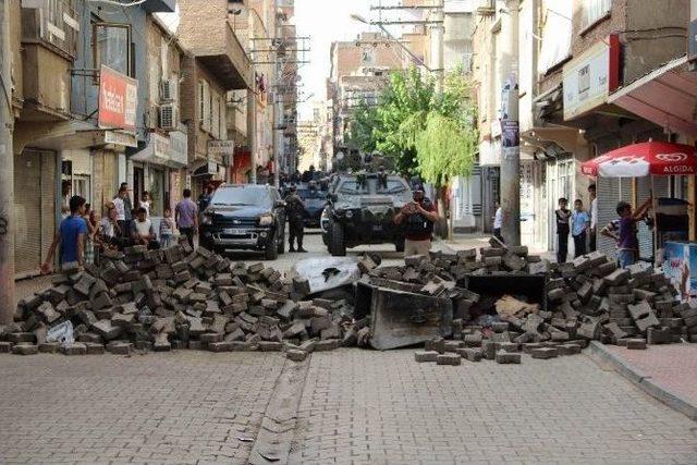 Polis Diyarbakır&rsquo;daki Barikatları Dozerlerle Yıktı 3