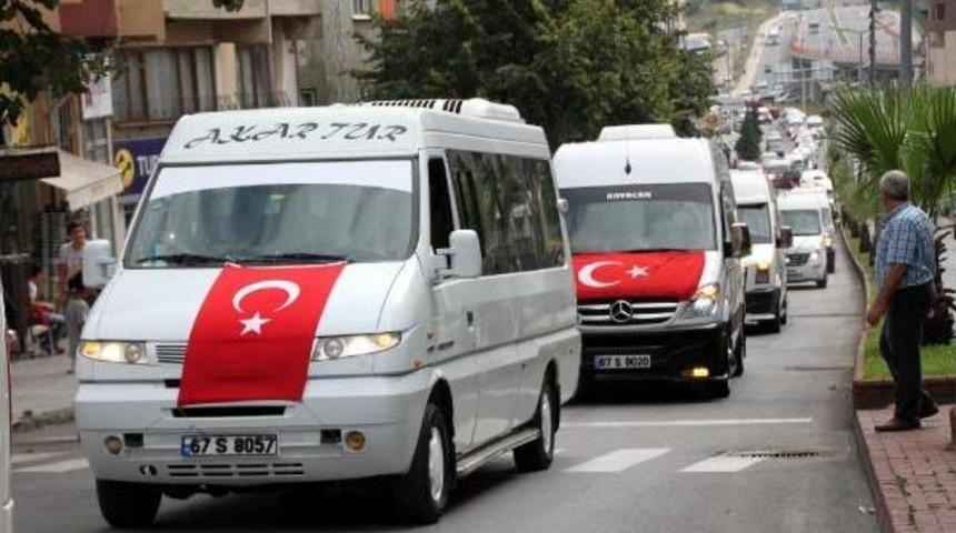 Minib&uuml;s S&uuml;r&uuml;c&uuml;lerinden Ter&ouml;re Tepki Konvoyu