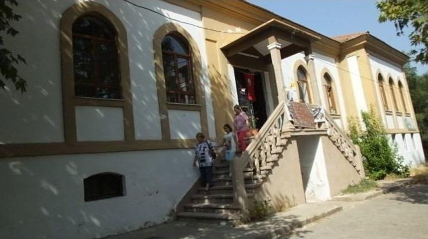 Eski Okul Kadınlara İş At&ouml;lyesi Oldu