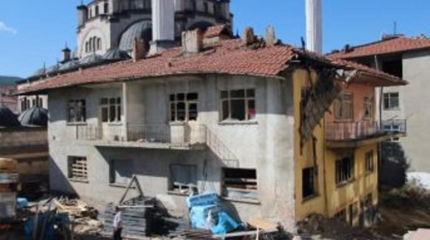 Akdağmadeni Belediyesi B&uuml;y&uuml;k Meydan Projesi &Ccedil;alışmaları S&uuml;r&uuml;yor