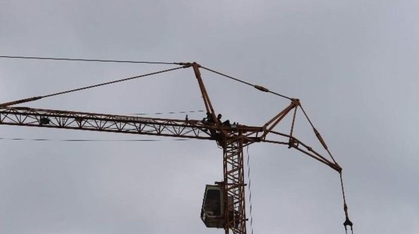 Kocaeli Stadı&rsquo;nda Paralarını Alamadıklarını İddia Eden 2 İş&ccedil;i Kule Vince &Ccedil;ıktı