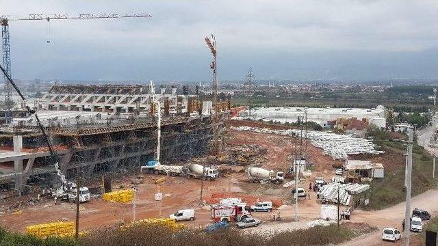 Kocaeli Stadı’nda Paralarını Alamadıklarını İddia Eden 2 İşçi Kule Vince Çıktı