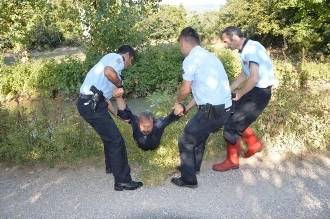 Boğulmaktan Polis Kurtardı