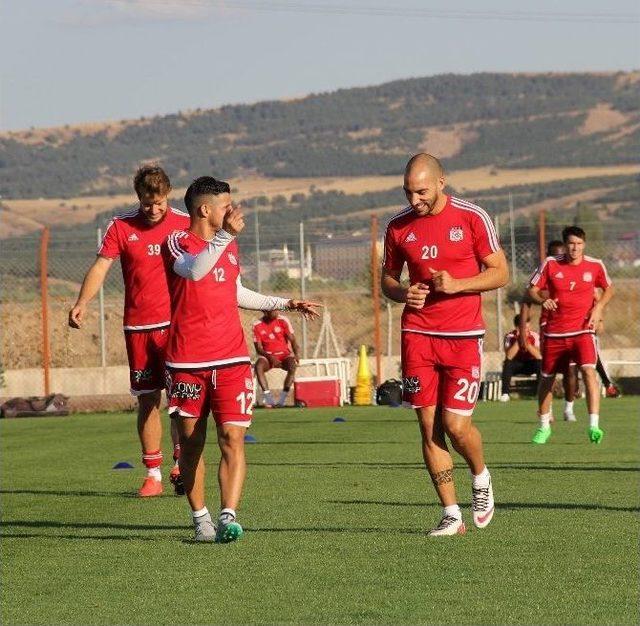 Medicana Sivasspor, Torku Konyaspor Ma&ccedil;ı Hazırlıklarını S&uuml;rd&uuml;r&uuml;yor 1